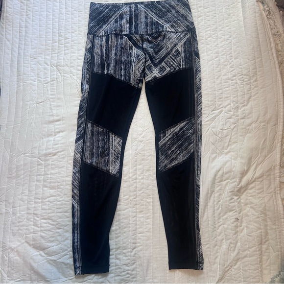 LULULEMON Hot To Street Yoga Leggings. Size 10 - Picture 3 of 7
